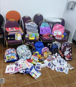 Entrega de material escolar solidario.